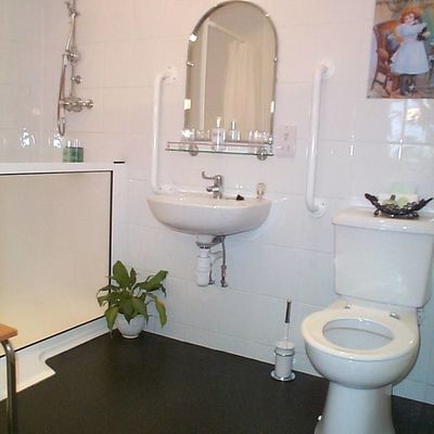 Thumb room 10 shower room
