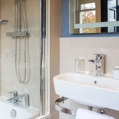 Thumb r10 bathroom