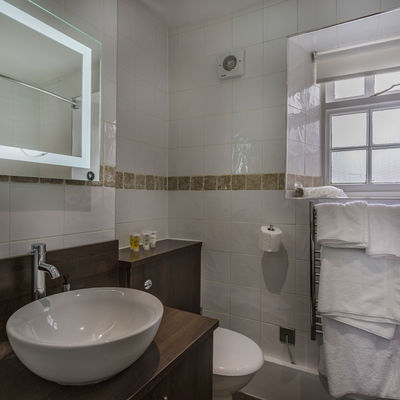 Thumb whitehartroyal room 114 bathroom2