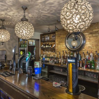 Thumb admiral rodney bar area 2