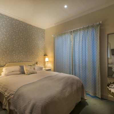Thumb the feathers bedroom 6 standard double