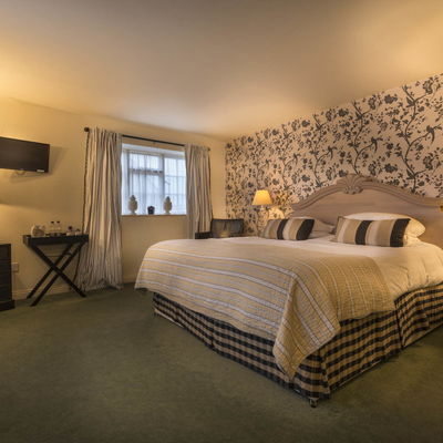 Thumb the feathers bedroom no 23