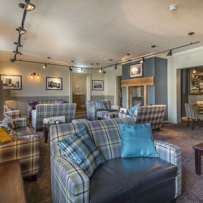 Thumb lounge wide view 2