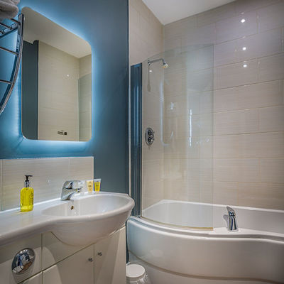 Thumb golden lion hotel new bathroom bedroom 2017 st ives cambridgeshire best hotels 3