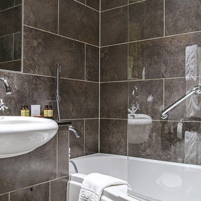 Thumb crinkle crags bathroom