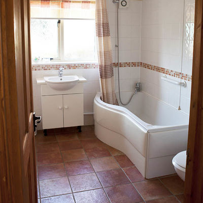 Thumb coachman s cottage bathroom