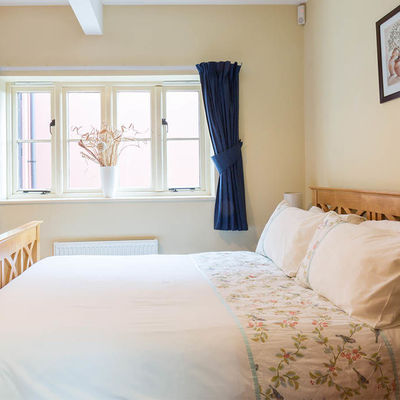 Thumb coachman s cottage double bedroom
