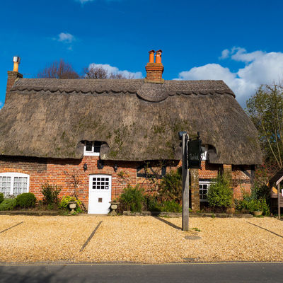Thumb thatched cottage front