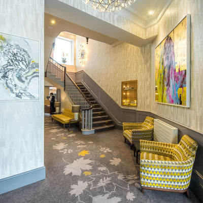 Thumb inn on the square lounges 8