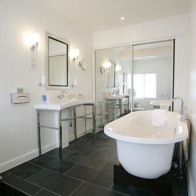 Thumb vice admiral bathroom 1