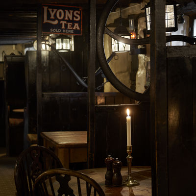 Thumb pub booths