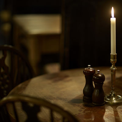Thumb pub table