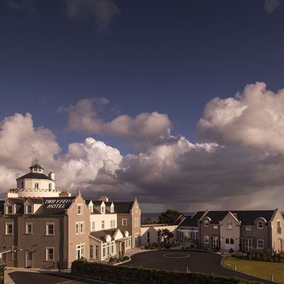 Thumb twr y felin hotel atmospheric skies
