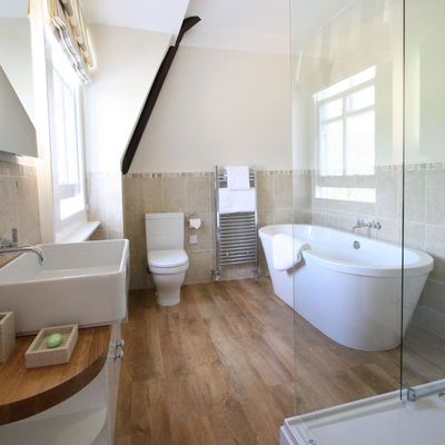 Thumb deluxe bathroom