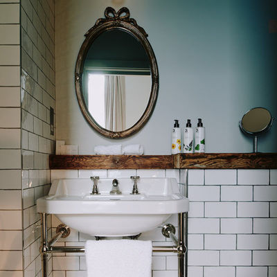 Thumb artist residence london small bedroom bathroom 600x600